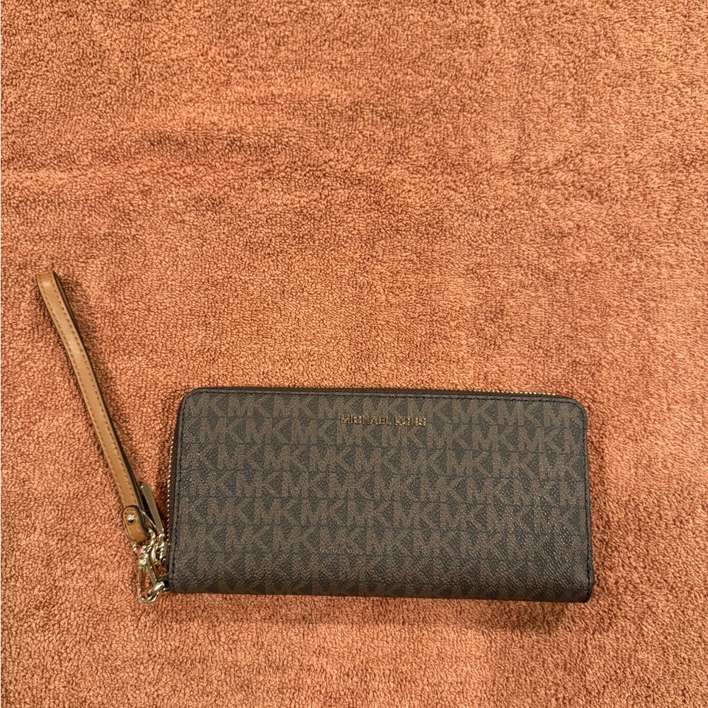 Authentic Michael kors  accordion wallet
